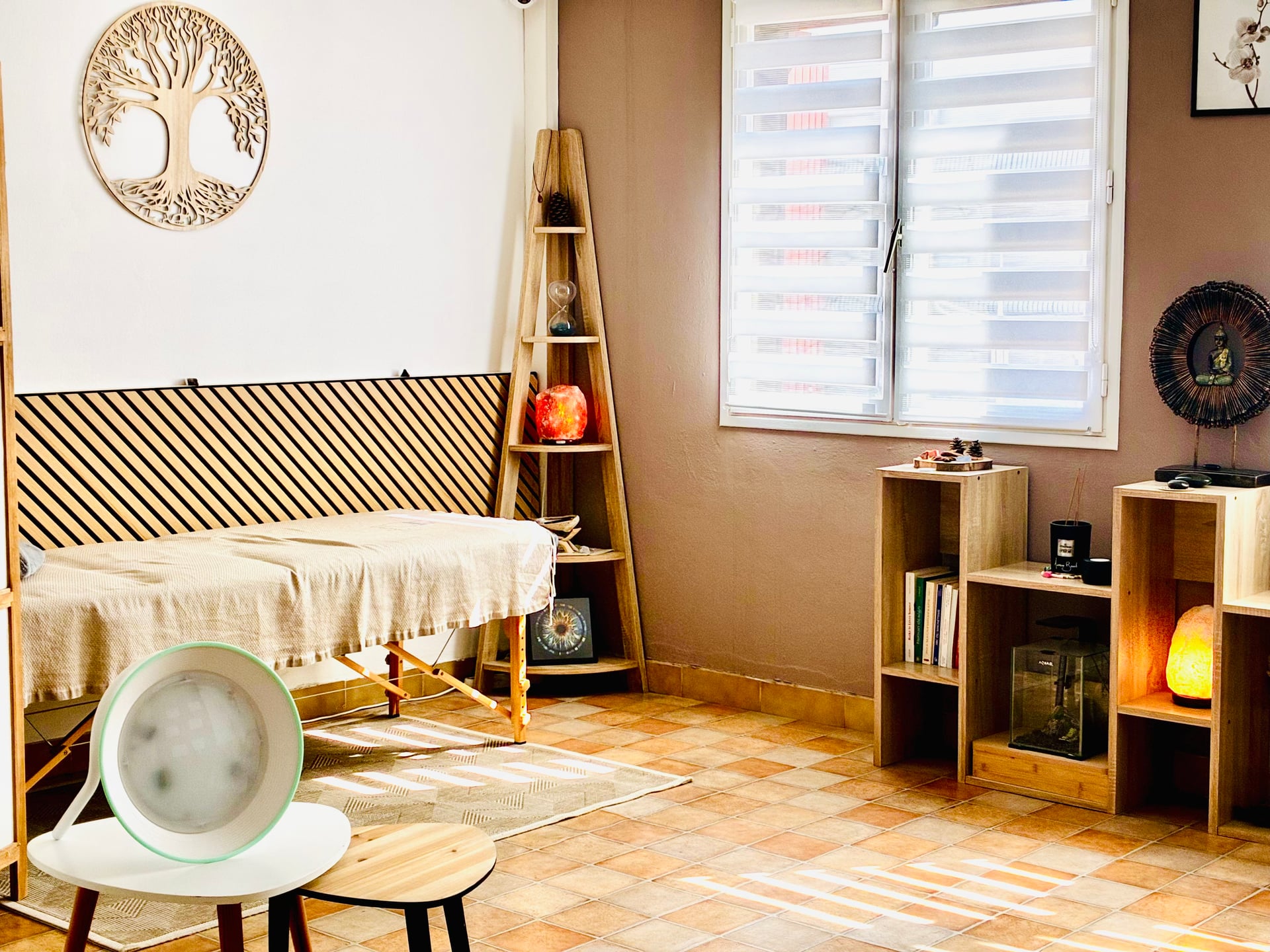 L'espace du cabinet — table de soin, Dream Machine et lumière naturelle